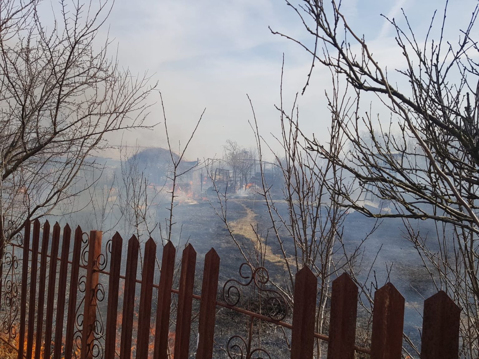 VIDEO.  RĂCARI- MAVRODIN : A DAT FOC SĂ CUREȚE TERENUL, DAR A INCENDIAT CASA SA  ȘI  A VECINULUI