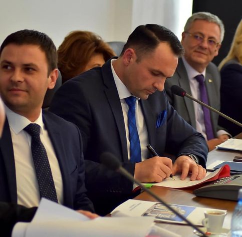 VIDEO. S-au semnat contractele de finanţare pentru reabilitarea şi modernizarea Şcolii Gimnaziale „Mihai Viteazul” şi Grădiniţei nr. 8 „Raza de Soare” din Târgovişte
