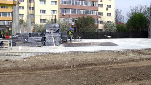 VIDEO.La  Colegiul Naţional „Constantin Carabella” se lucrează de zor la baza sportivă