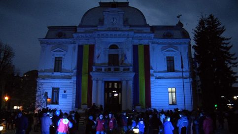 VIDEO. Primăria  Târgovişte, iluminată în albastru, în semn de solidaritate pentru persoanele cu autism