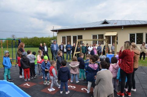 VIDEO. Iepuraşul Fundatiei Youness a dăruit  un loc de joacă modern, prichindeilor de Grădiniţa cu Program Prelungit Ghergani din oraşul Răcari