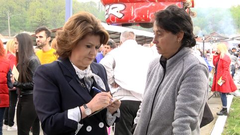VIDEO. La Târgul  de Florii de la Voineşti, ministrul  Rovana Plumb în mijlocul voineştenilor, oameni harnici, mândrii şi patrioţi