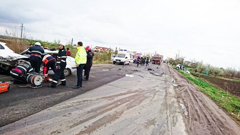 ACCIDENT GRAV PE DN 7 LUNGULEŢU, O VICTIMĂ PRELUATĂ DE ELICOPTERUL SMURD
