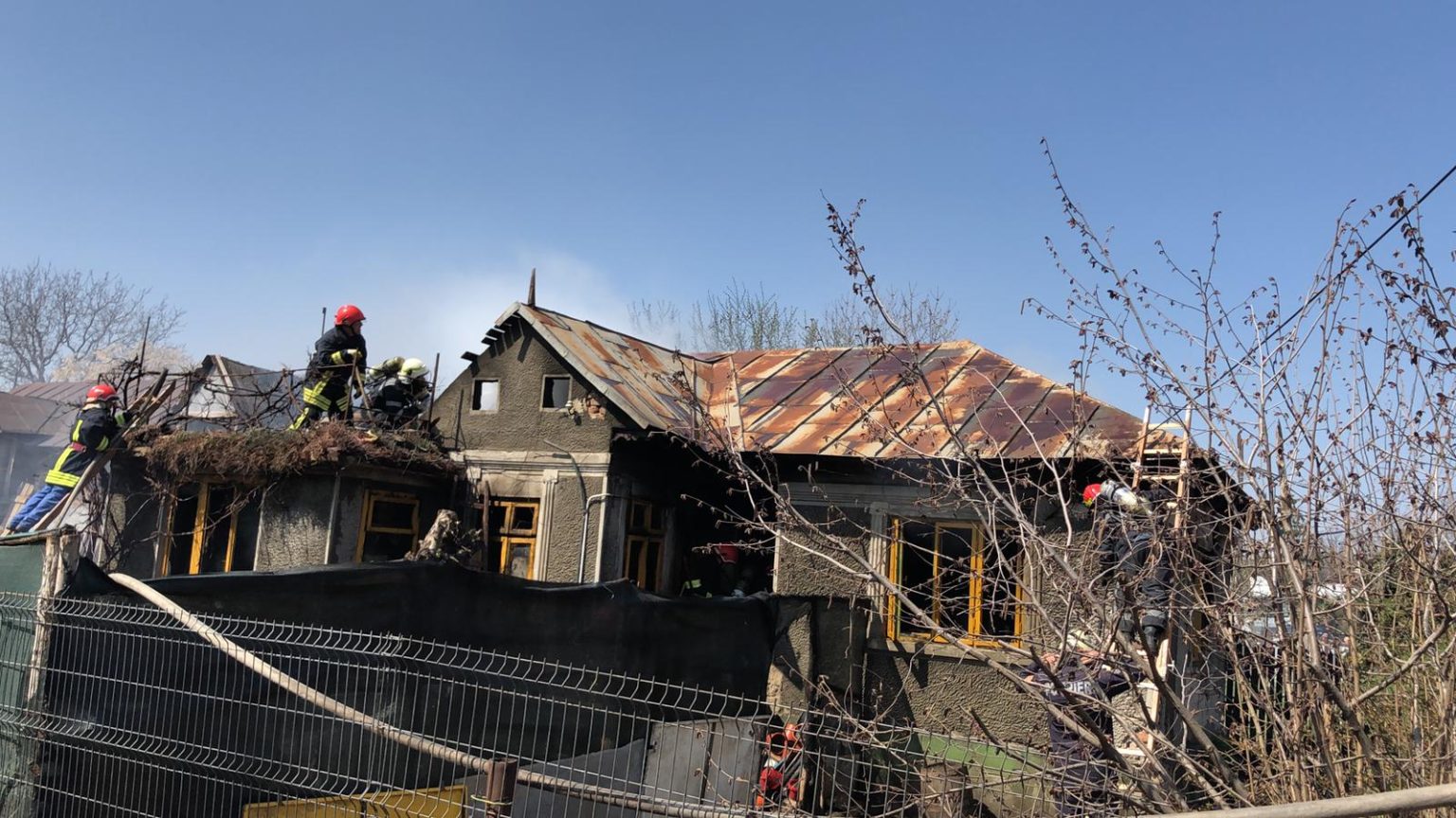 O  familie nevoiașă   din Răzvad a rămas  fără casă în urma unui incendiu de la un scurtcircuit. Autorităţile răzvădene şi Crucea Roşie vor întinde o mână de ajutor