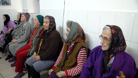 VIDEO. Un zâmbet, o vorbă bună şi surprize pentru bătrânii din Centrul Social Răcari