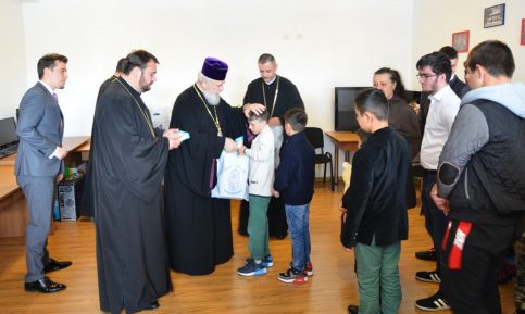 22 copii de la Complexul “Floare de Colţ” și 8 copii de la Centrul “Sfântul Ierarh Nicolae“, au primit daruri de la ÎPS  Nifon