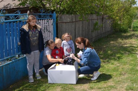 VIDEO. Proiectul  “Îmbracă un copil de Paşte!”,  a adus bucuria în sufletul a zeci de copii   din Răcari