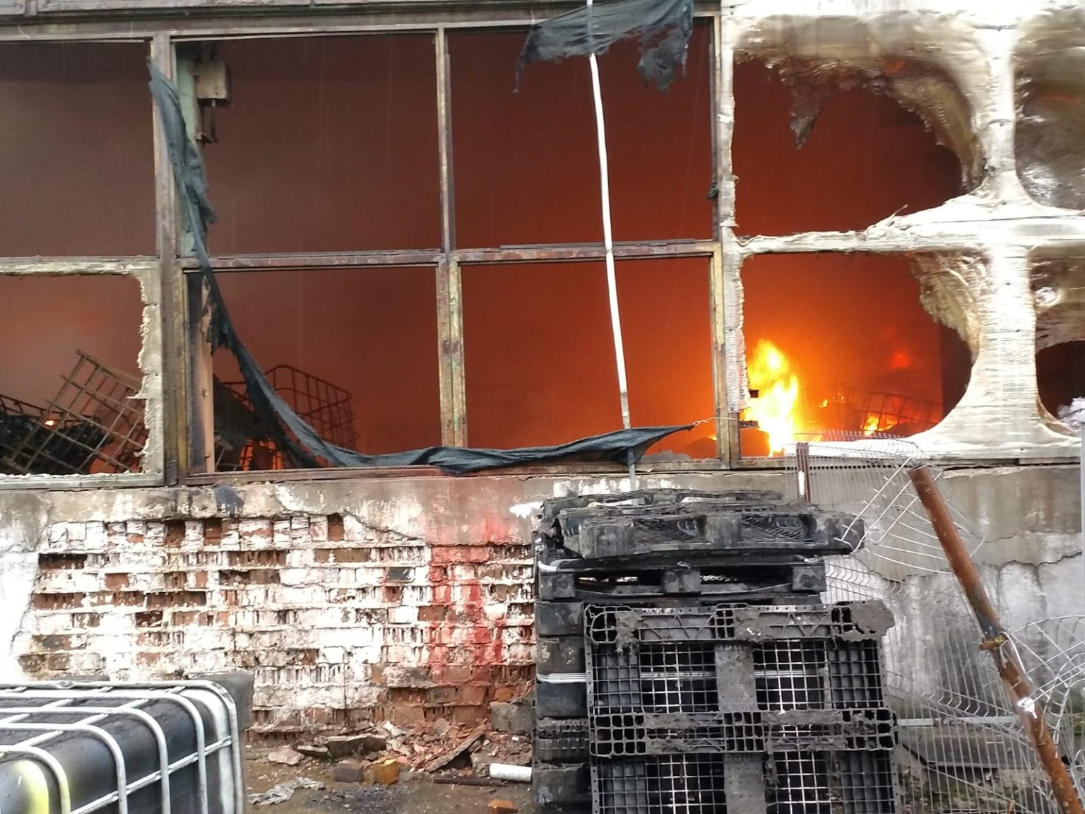 VIDEO. Un depozit de vopsea din  Parcul industrial  Mija, mistuit de flăcări. 4 echipaje ISU  Dâmboviţa  au rămas pentru supravegherea şi asigurarea zonei