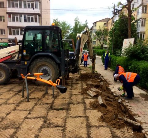 Se modernizează locul de joacă din microraionul V, situat între bulevardul Constantin Brâncoveanu şi strada Ion Ghica