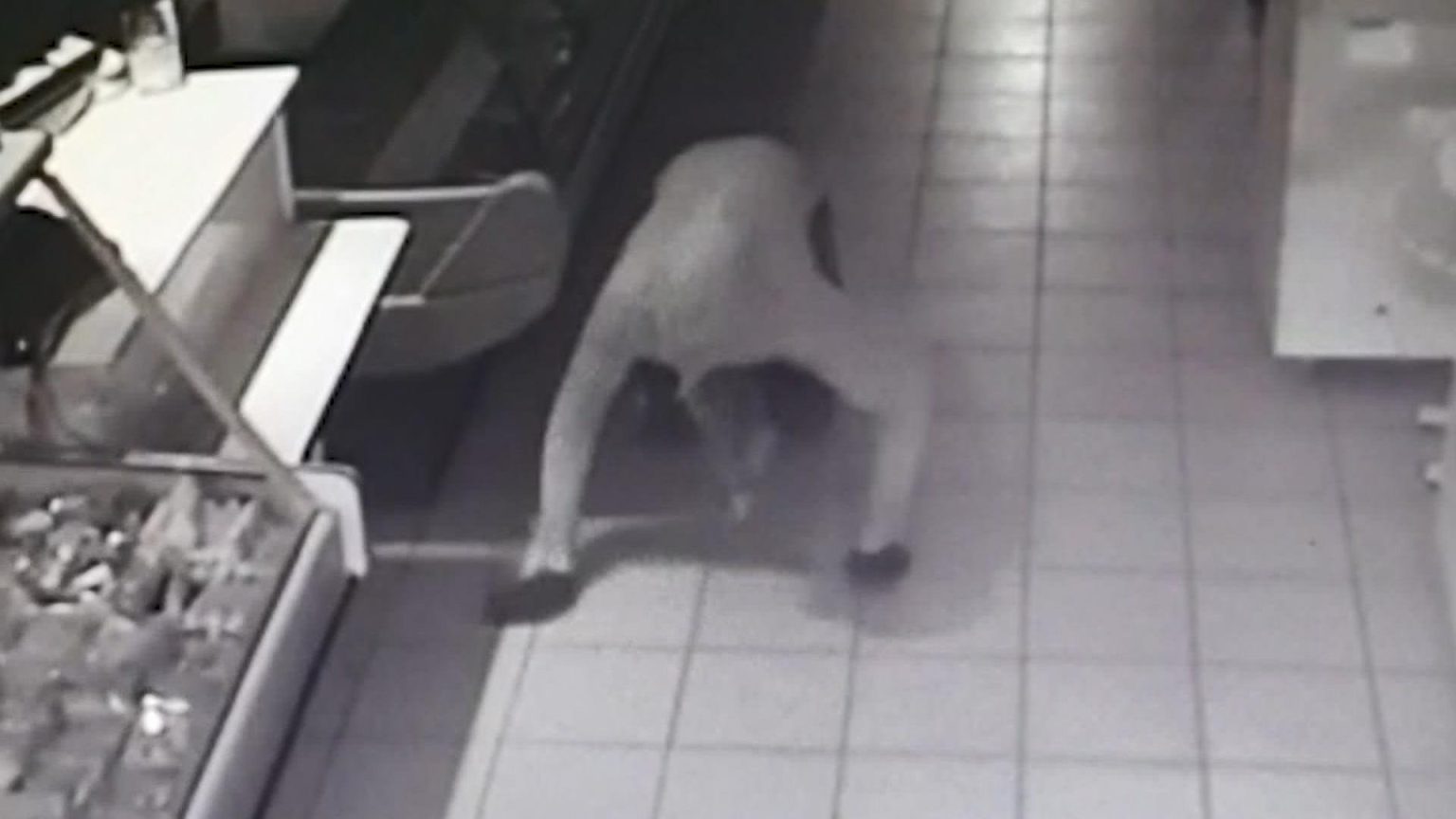 VIDEO.  Furt  surprins  de camerele de supraveghere.Tânăr, bănuit de furtul unor bani, reținut de polițiștii de la Târgoviște