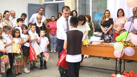 VIDEO. Elevii răzvădeni cu media peste 9.50, premiaţi de Primăria şi Consiliul Local Răzvad