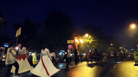 VIDEO. Parada  Babel 2019: Pe străzile Târgoviştei, la ceas de seară, “Nunta”, cu nuntași din peste 20 de țări