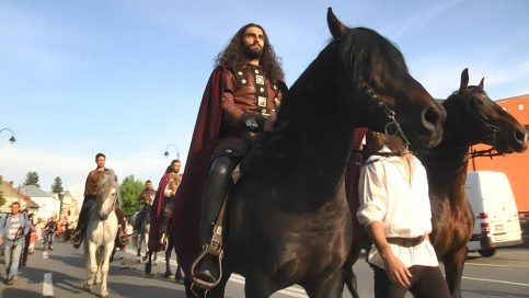 VIDEO. Parada medievală ”Solie la Turnul Cetăţii” şi Înmânarea soliei   la Târgovişte