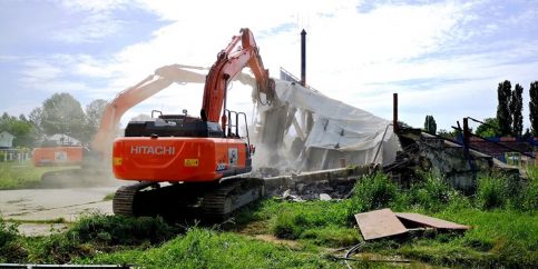 VIDEO. Au început lucrările  de demolare la stadionul   „Eugen Popescu” din Târgoviște