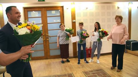 VIDEO. Elevii târgovişteni  care au obţinut media 10 la Bacalaureat şi Evaluarea Naţională, premiaţi în cadrul şedinţei CLM Târgovişte