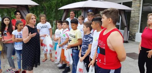 Au dăruit surprize dulci și au primit în schimb zâmbete și îmbrățișări