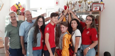 VIDEO. Crucea Roşie Dâmboviţa are un nou trofeu adus  de Echipajul Școlii Coresi Târgoviște de la faza națională a competiției„Sanitarii Pricepuți”