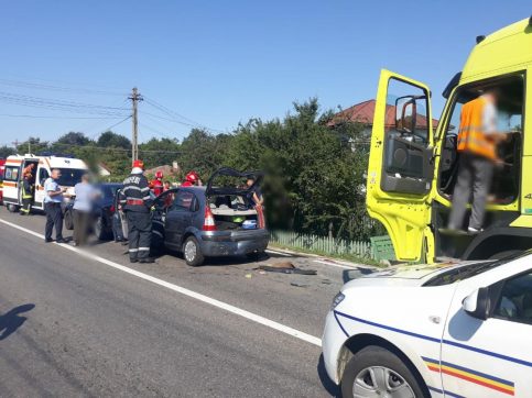 CARAMBOL pe DN 72  Târgovite -Găeşti,cu două autoturisme şi un TIR implicate, trafic blocat