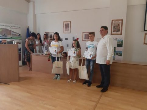 VIDEO. Emoţii, lacrimi, bucurie la festivitatea de  premiere a fruntașilor răcăreni  în cadrul  Zilelor oraşului   Răcari 