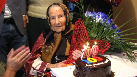 VIDEO.  La Răzvad, administraţia  a premiat-o pe tanti Georgeta  Bucur, la venerabila vârstă de 100 de ani