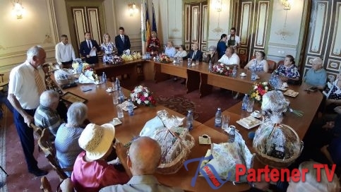 VIDEO.  11 cupluri care au aniversat 50 de ani de la căsătorie, premiate  de  „Zilele Cetăţii Târgovişte ”