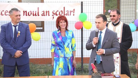 VIDEO. Clopoțelul a sunat  şi la Răzvad.  Primăria şi CL Răzvad le-au pregătit  şi anul acesta  surprize preşcolarilor şi şcolarilor