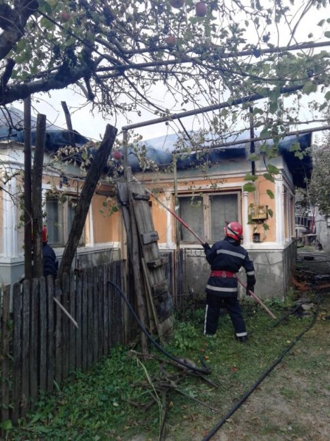 Incendiu puternic la Valea Lungă ! Trei case, distruse de flăcări