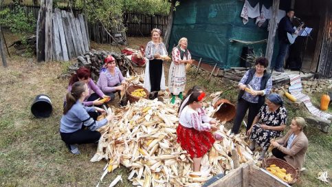 VIDEO. Clăcile de altădată, reînviate pe dealurile  cătunului    Puieşti, din comuna  dâmboviţeană  Ocniţa