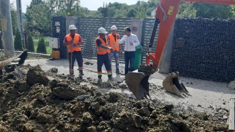 VIDEO.  Se lucrează   în ritm alert  la reţeaua  de canalizare  în satul  Valea Voievozilor, urmează şi  Răzvad