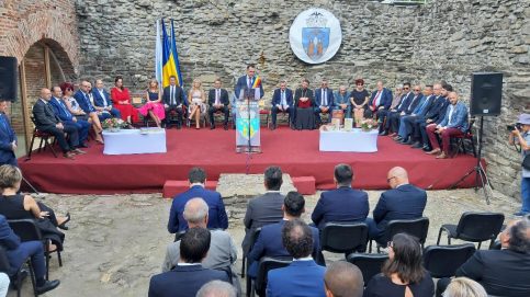 VIDEO. Şedinţa festivă a Consiliului Local Municipal Târgovişte în cadrul căreia au fost oferite titluri de cetăţean şi diploma de recunoşnită