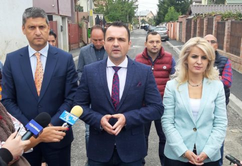 VIDEO.   Se toarnă al doilea  strat  de asfalt  pe strada  Tighina din Târgovişte