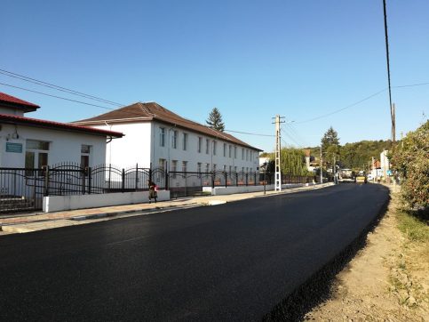 La Voineşti, se poate şi se vrea:  S-au turnat  deja ambele straturi de asfalt pe drumul DC150 ce face legătura între Voineşti(DN72A) şi Cândeşti(702B)