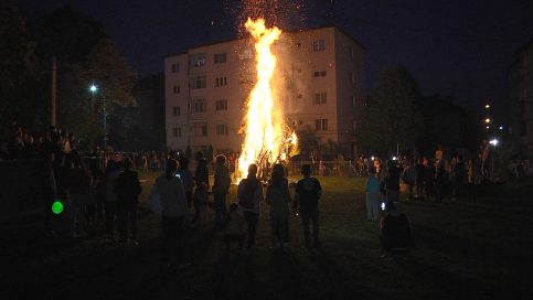 VIDEO. Focul lui Sumedru, tradiție în ajun de Sfantul Dumitru la  Fieni
