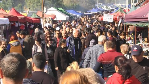 VIDEO. Târgul de Sfântul Dumitru de  la Fieni, un eveniment de tradiţie ce reface atmosfera târgurilor de altădată