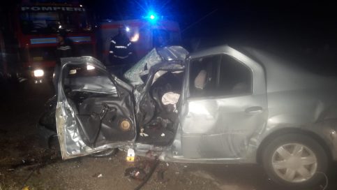 Accident grav între un TIR și un autoturism:Două persoane rănite grav şi trafic blocat