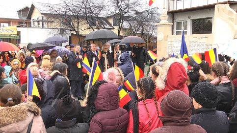 VIDEO. 1 Decembrie-Ziua naţională a României, marcată cum se cuvine la Vulcana Pandele cu bucate tradiționale de la lume adunate, înapoi la lume date