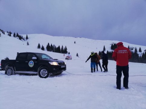 VIDEO. Salvamont Dâmboviţa: Neatenţia şi capriciile iernii le pot transforma turiştilor, vacanţa în coşmar
