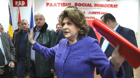VIDEO. Rovana Plumb evită întrebările presei și blochează dâmbovițenilor accesul liber la o informare corectă despre problemele din administrația județeană