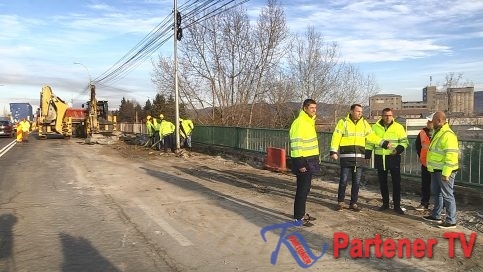 VIDEO. Centura municipiului Târgovişte: Sunt în plină desfăşurare lucrările de reabilitare a pasajului rutier dinspre Aninoasa către Târgovişte, se lucrează la drumul nou şi în curând la pasajul de la Teiş