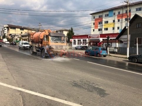 Primăria Fieni a început dezinfecția străzilor din oraș
