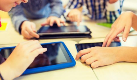 Tablete cu internet pentru profesorii și elevii din Titu!