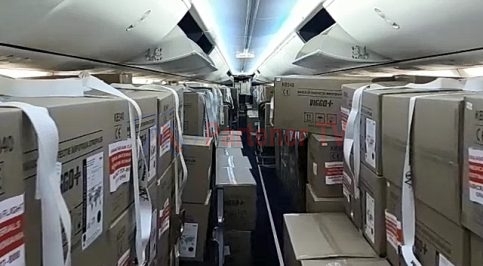 VIDEO. 200.000 de măști FFP2 au ajuns în România, cu o cursă TAROM, în urma unei achiziții realizată din China