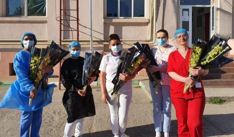 Eroii COVID-19 și primii doi pacienți din focarul de la Răcari, vindecați și externați