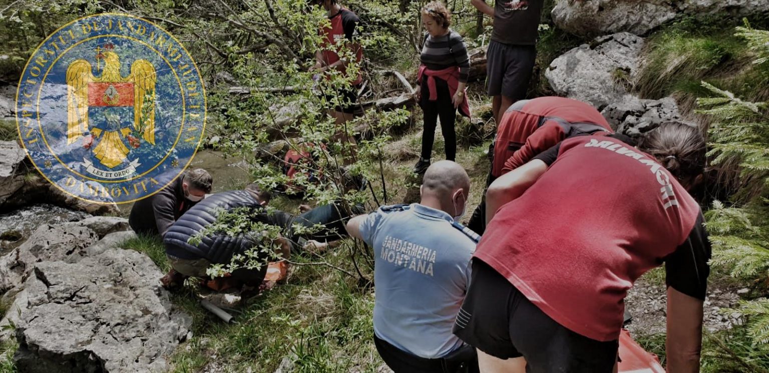Turist accidentat, transportat cu targa 700 de metri