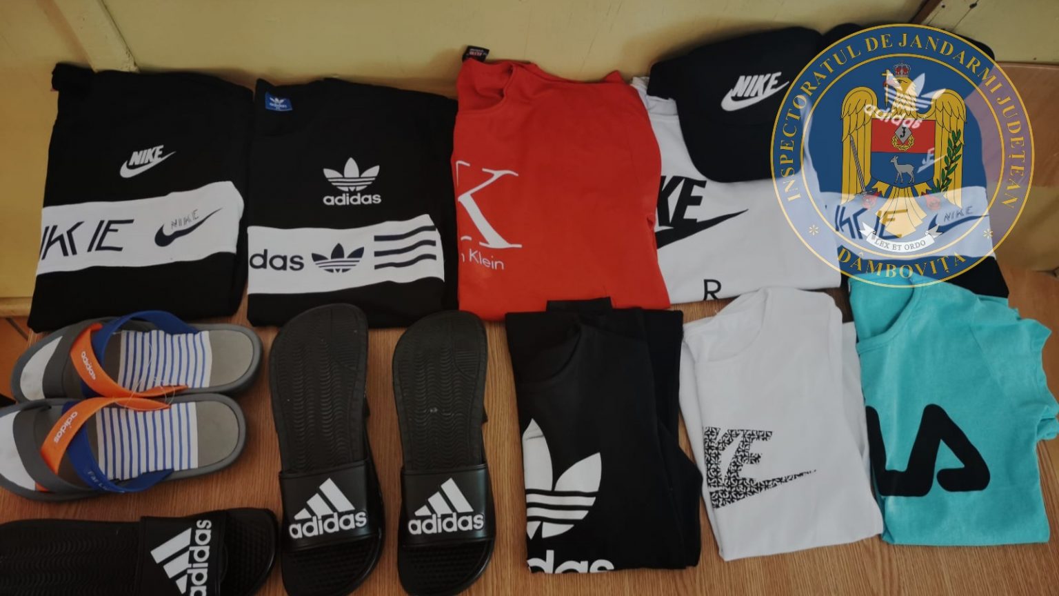 Articole vestimentare cu denumirile unor mărci de renume, confiscate de jandarmi