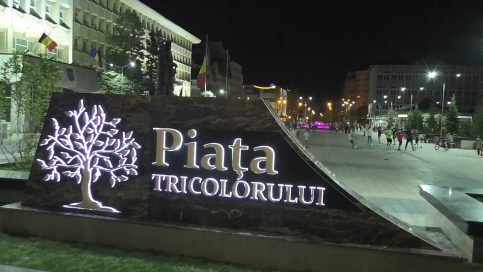 VIDEO. Piața Tricolorului din Târgoviște, oferă un adevărat spectacolul de lumini la fântânile arteziene