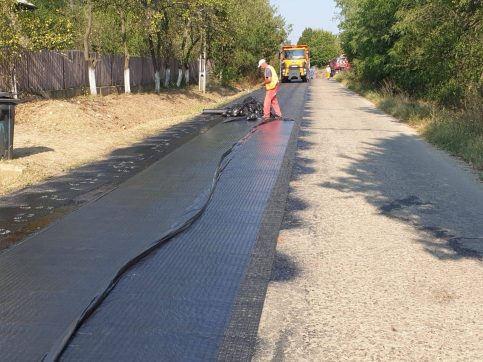 Se lucrează DJ 702 B în comuna Raciu