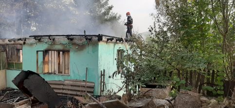 Incendiu la o casă din localitatea Valeni Dâmbovița