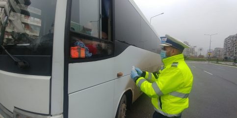 Pentru neportul măștii de protecție, polițiștii au aplicat 331 de sancțiuni contravenționale, în valoare de 16.000 de lei