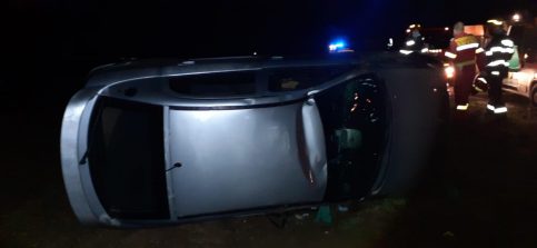 INCONȘTIENȚA L-A COSTAT VIAȚA.Tânăr de 19 de ani, găsit mort lângă o mașină răsturnată